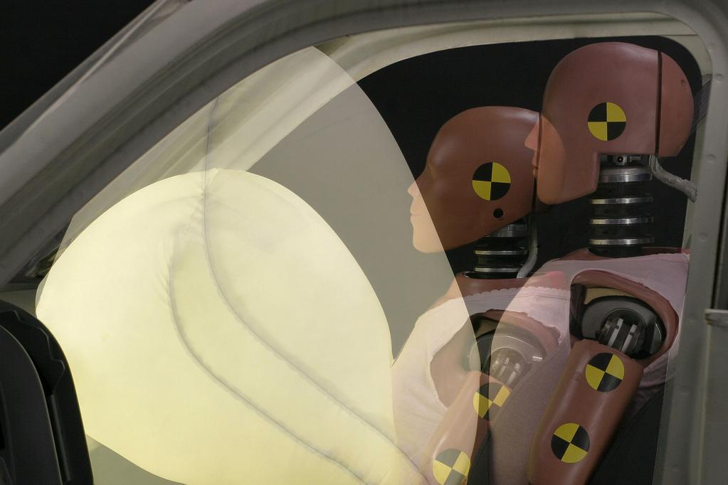 Die neue Airbag-Generation arbeitet mit erweiterten Sensordaten, die neben der Personengröße auch Parameter wie Aufprallgeschwindigkeit, Sitzposition oder Anschnallstatus ermitteln. 
