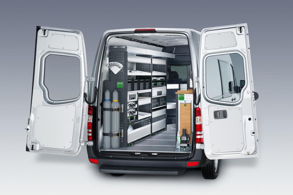 Ein mobiler Service-Koffer ist in sämtliche Schränke und Regale des Mercedes-Benz Sprinter integrierbar. 