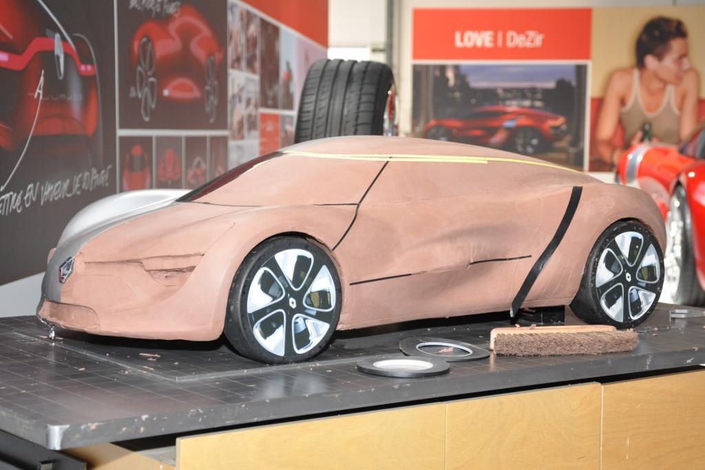 Erste Modelle entstehen aus Ton