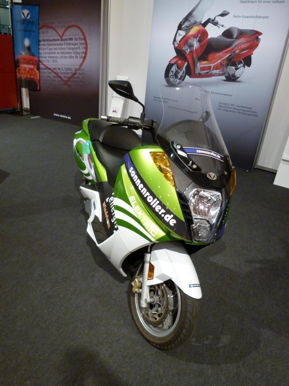 Essen Motor Show 2011: Electro-Scooter Vectrix VX-1 Li+ Lautoser Großroller als Serienfahrzeug