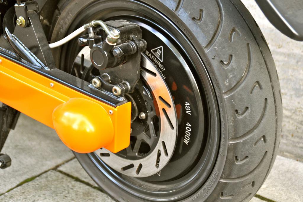 Für 3.295 Euro Listenpreis ist der e-max rund 300 Euro teurer als eine vergleichbare Vespa