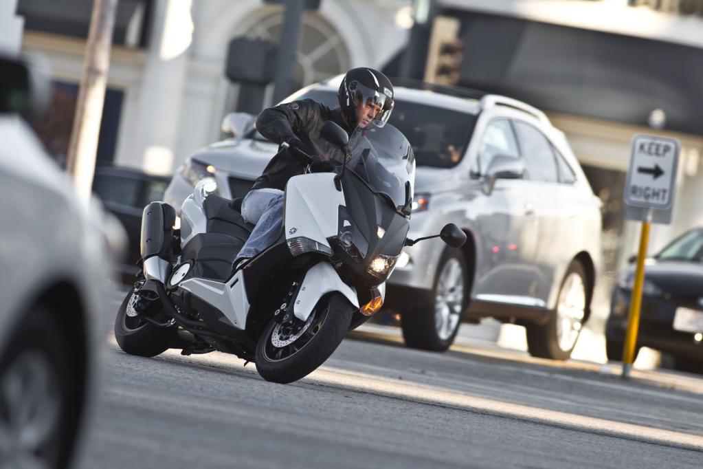 Fast spielerisch lässt sich der Yamaha TMax 530 auch durch schnell folgende Kurvenpassagen bewegen, Lenkimpulse setzt der Roller sogleich in Richtungsänderungen um, ohne überhandlich zu wirken.