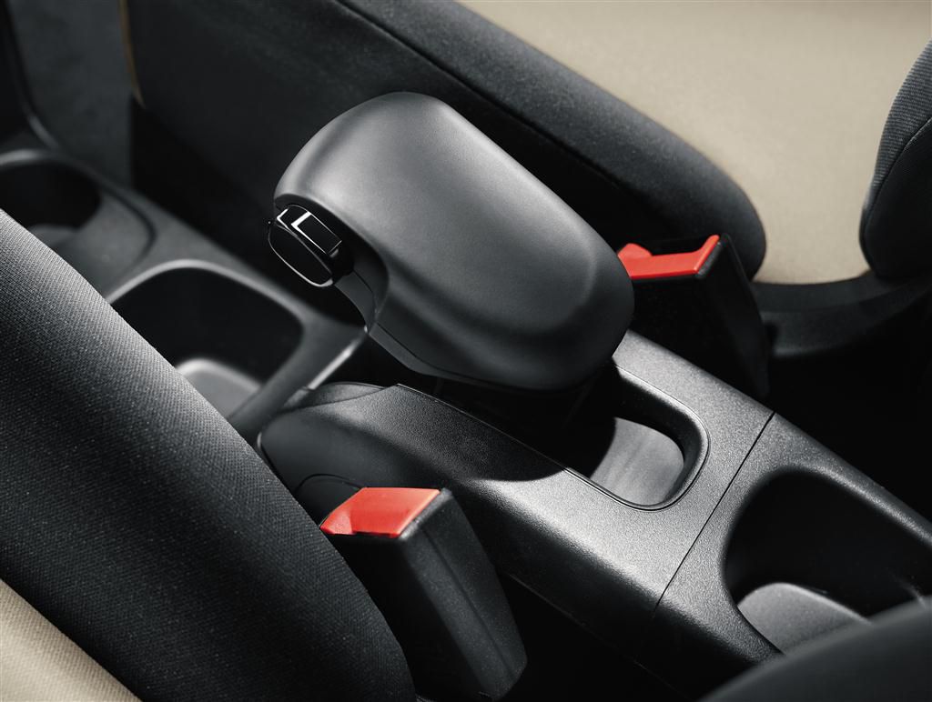 Fiat Panda: Blick auf die Mittelkonsole zwischen beiden Sitzen vorn. 