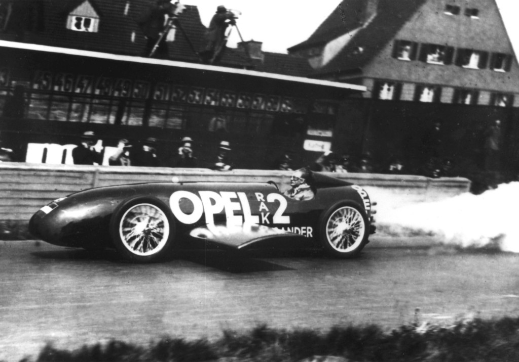 Fritz von Opel, genannt der 201ERaketenfritz201C, erreicht mit seinem RAK2 am 23. Mai 1928 auf der Berliner Avus einen Geschwindigkeitsrekord von 238 km/h.