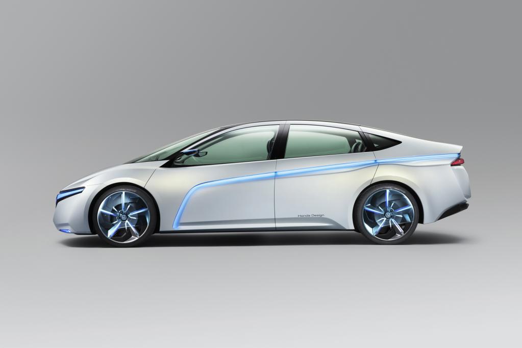 Honda stellte jetzt ein Plug-in-Hybrid Konzeptfahrzeug mit sehr niedrigem Luftwiderstandsbeiwert (cW) von = 0,21 vor. Der 4,70 Meter lange Viertürer soll eine Reichweite von über 1 000 Kilometern haben. 