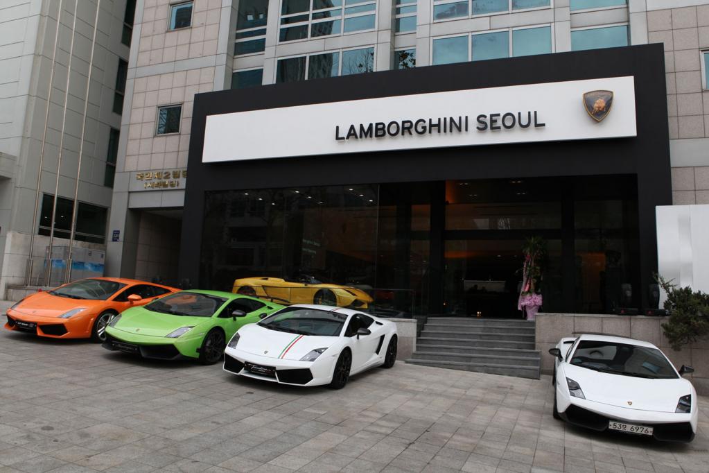 Im Zentrum der südkoreanischen Hauptstadt Seoul hat ebenfalls ein neuer Showroom der italienischen Sportwagenschmiede seine Türen geöffnet. 