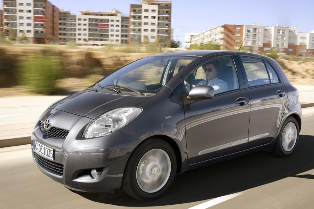In Sachen Qualität dem Mazda dicht auf den Fersen ist ein Toyota. Den Yaris gibt es als Drei- und Fünftürer, wobei ersterer für 