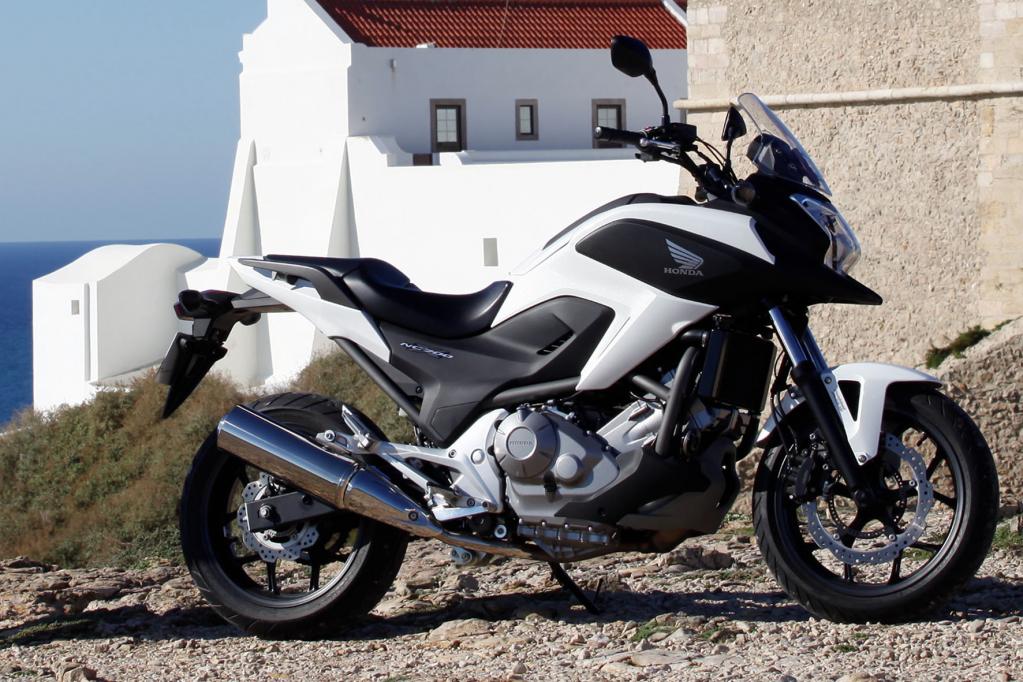 In der Mittelklasse hat Honda die NC 700 mit 35 kW/48 PS starkem Zweizylindermotor für die Saison 2012 frisch vorbereitet. 