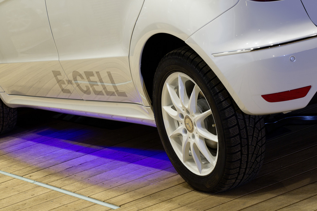 Induktives Laden: Eine Anzeige im Display hilft dem Fahrer, die Elektro-A-Klasse richtig über der Ladespule zu positionieren.