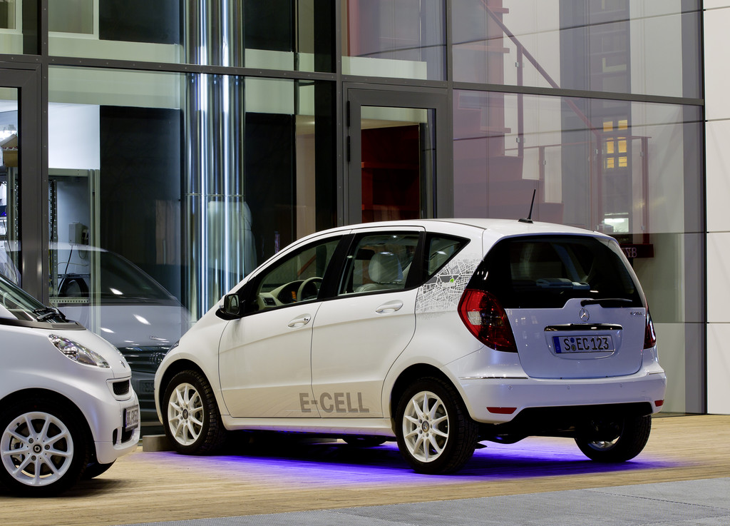 Induktives Laden: Eine Anzeige im Display hilft dem Fahrer, die Elektro-A-Klasse richtig über der Ladespule zu positionieren.