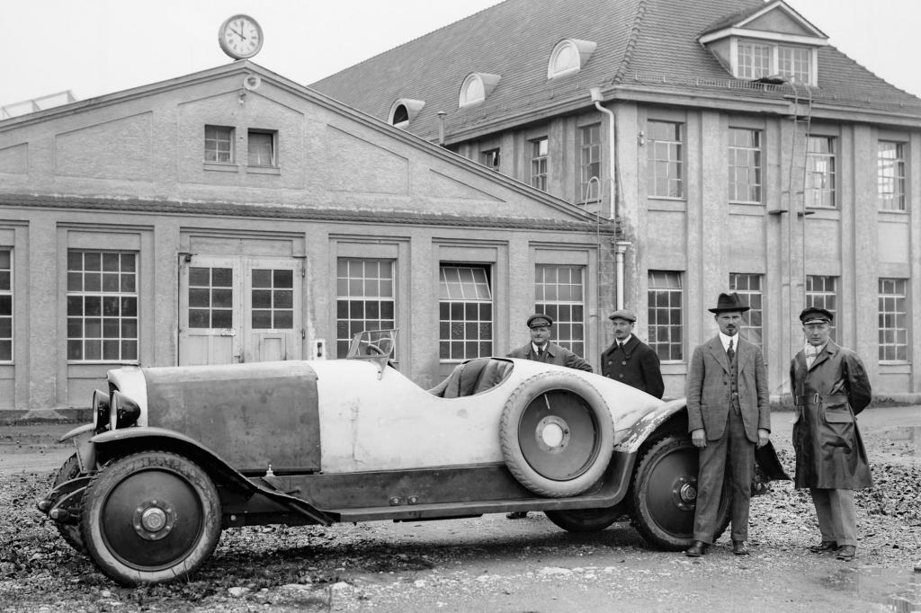 Karl Maybach vor einem Typ W3, 1924