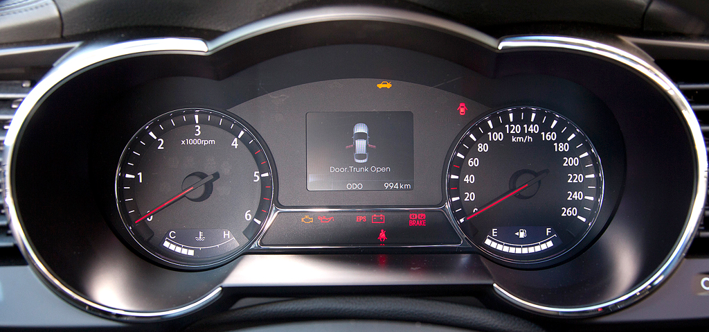 Kia Optima: Blick durch den Lenkradkranz auf die Rundinstrumentierung. 