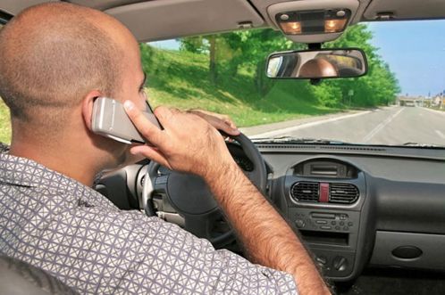 Kommt das totale Handyverbot im Auto?