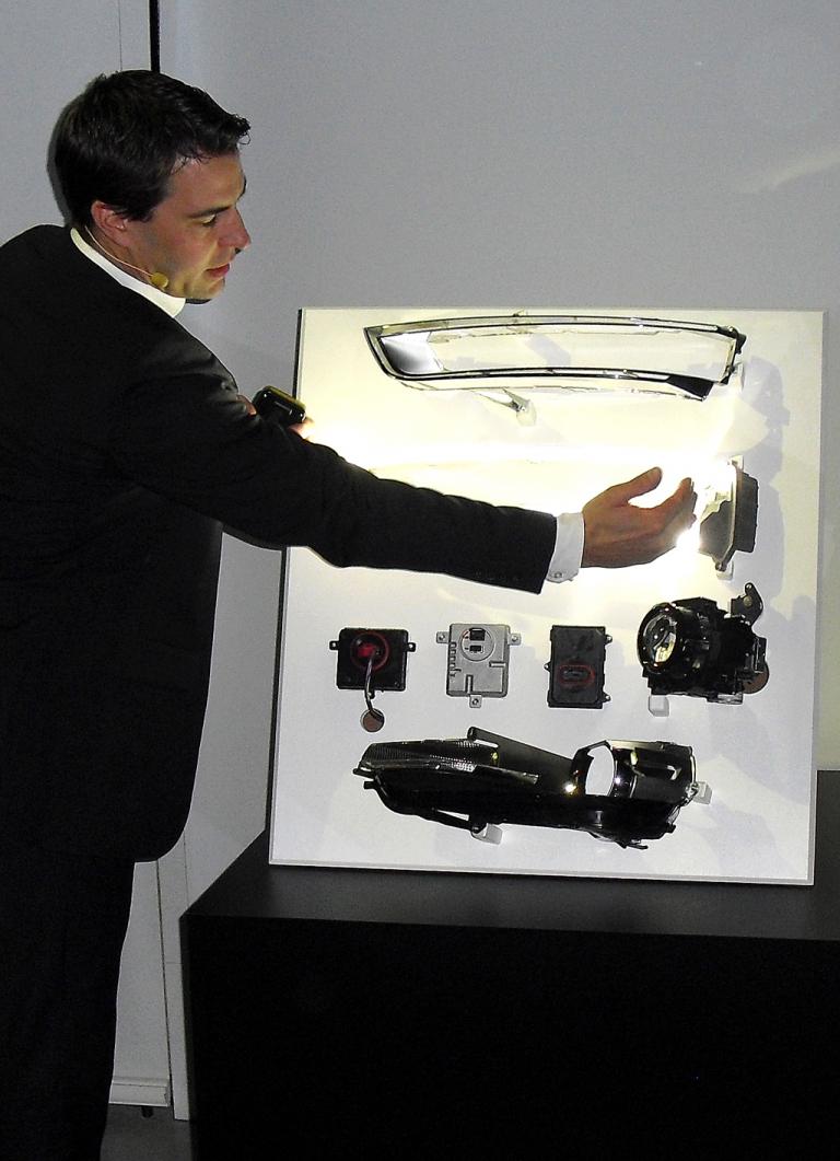 Lichtentwickler Manuel Brosinger erklärt Audis Lichttechnologien. 