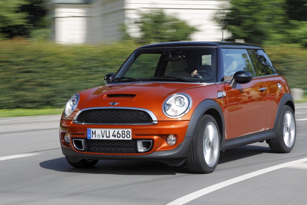 Mini gibt alle neuen Modelle, die seit dem Relaunch der Marke im Jahr 2000 produziert wurden, für die E10-Betankung frei.
