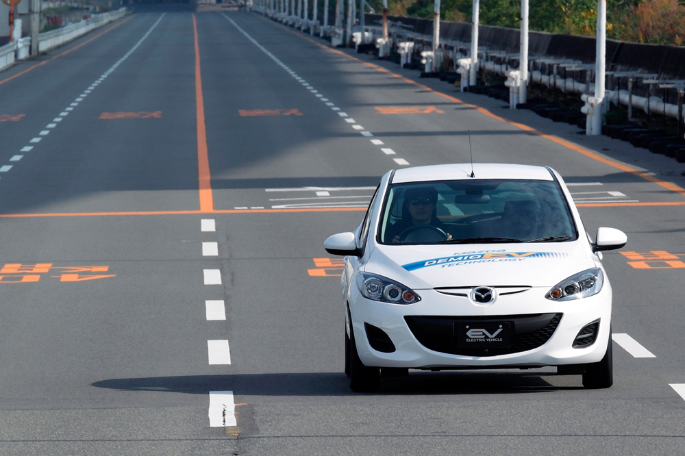 Mit Elektroantrieb wiegt der Mazda 2/ Demio rund 100 Kilogramm mehr als die Ausführung mit Verbrennungsmotor, aber bisher gibt es nur Prototypen. 