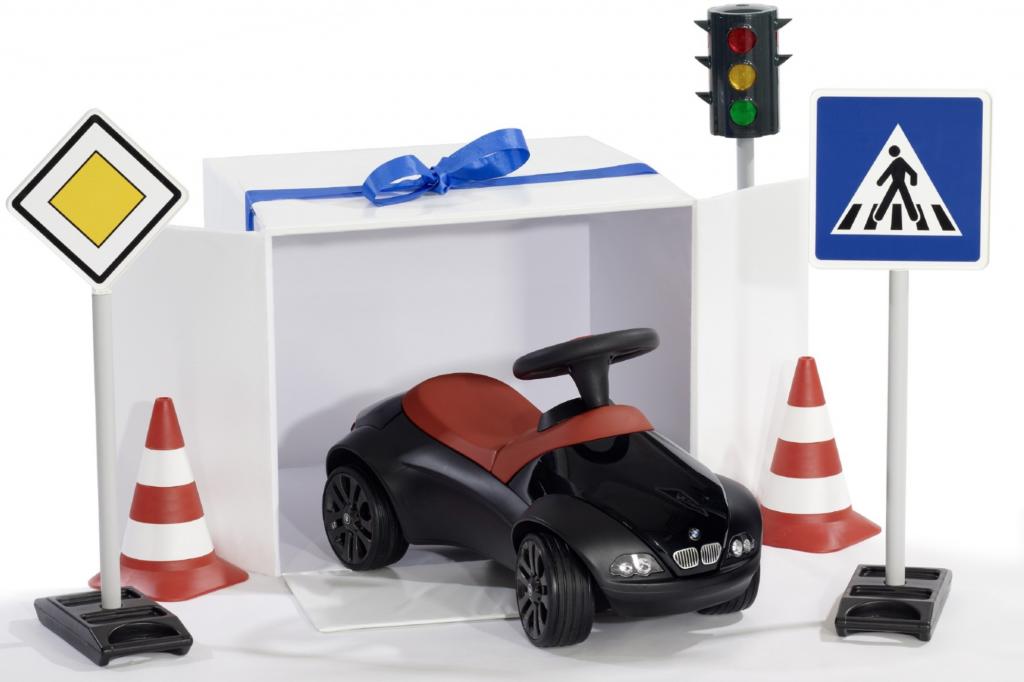 Passen zum BMW Baby Racer gibt es pädagogisch wertvolle Verkehrsschilder