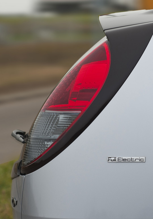 Peugeot iOn jetzt auch als Fahrschulwagen
