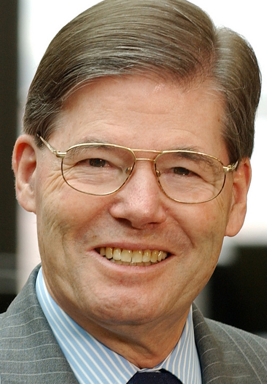 Professor Dr.-Ing. Hermann Scholl
Vorsitzender des Aufsichtsrats der Robert Bosch GmbH und der
Gesellschafterversammlung der Robert Bosch Industrietreuhand
KG.
