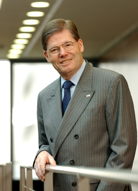 Professor Dr.-Ing. Hermann Scholl
Vorsitzender des Aufsichtsrats der Robert Bosch GmbH und der
Gesellschafterversammlung der Robert Bosch Industrietreuhand
KG.