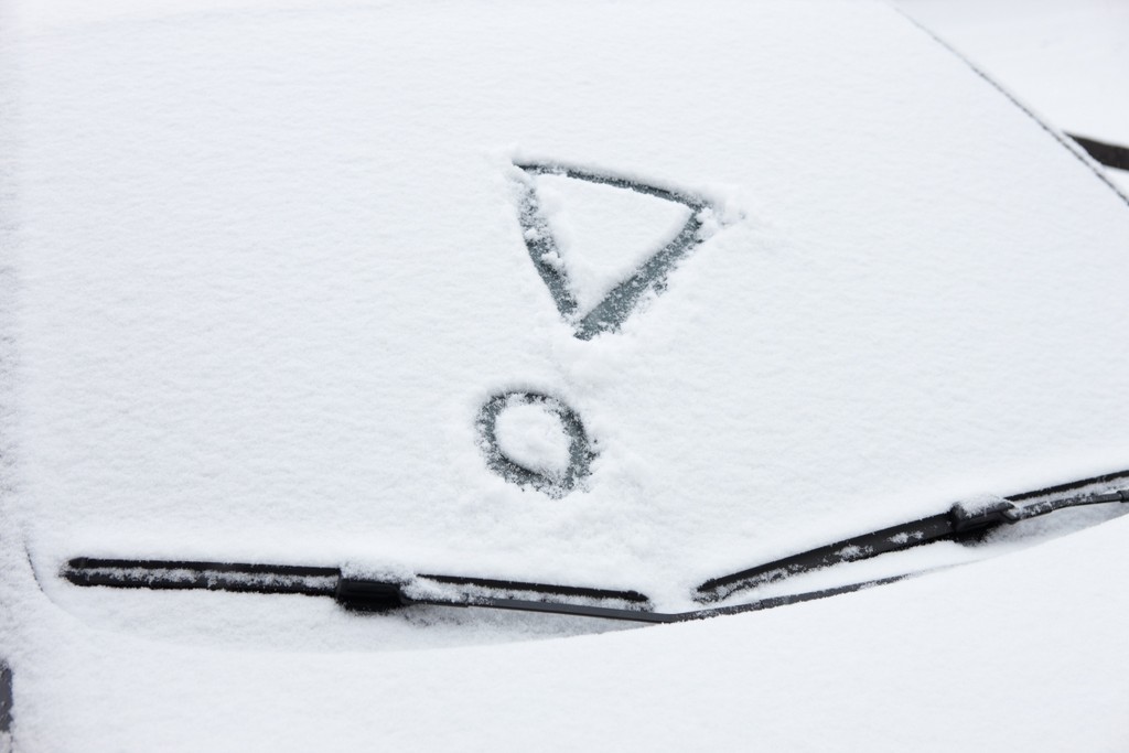 Ratgeber: Autoscheiben großzügig von Schnee und Eis befreien