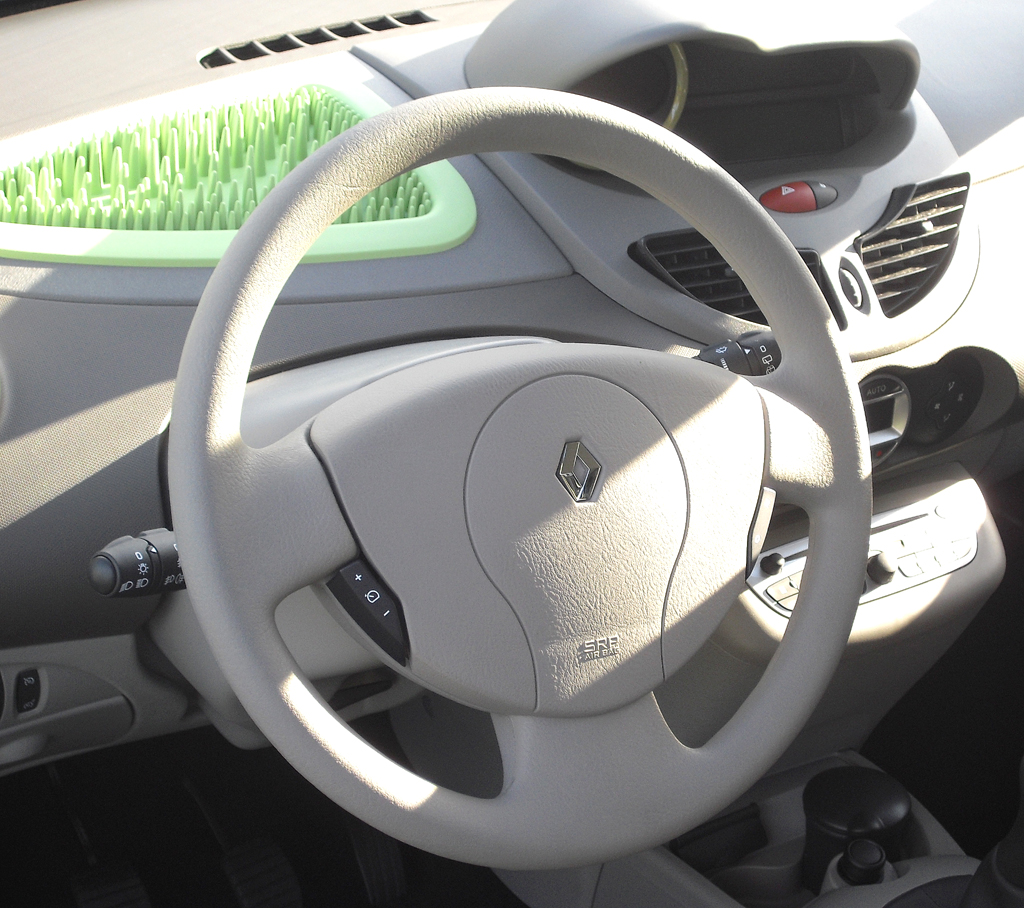 Renault Twingo: Blick ins sehr übersichtlich gestaltete Cockpit. 