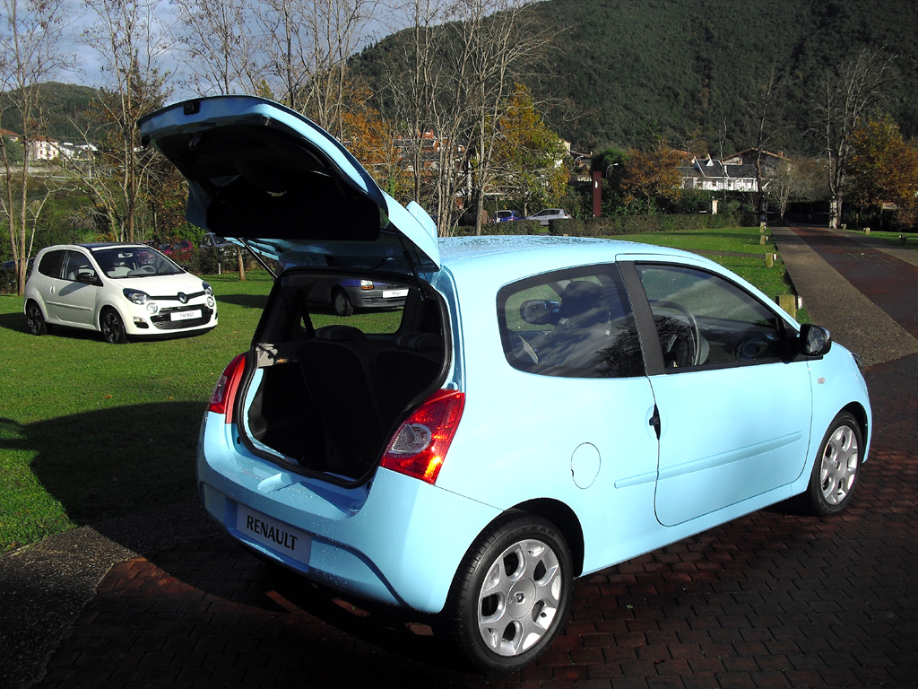 Renault Twingo: Ins Gepäckabteil passen 230 bis 951 oder 165 über 285 bis 959 Liter. 
