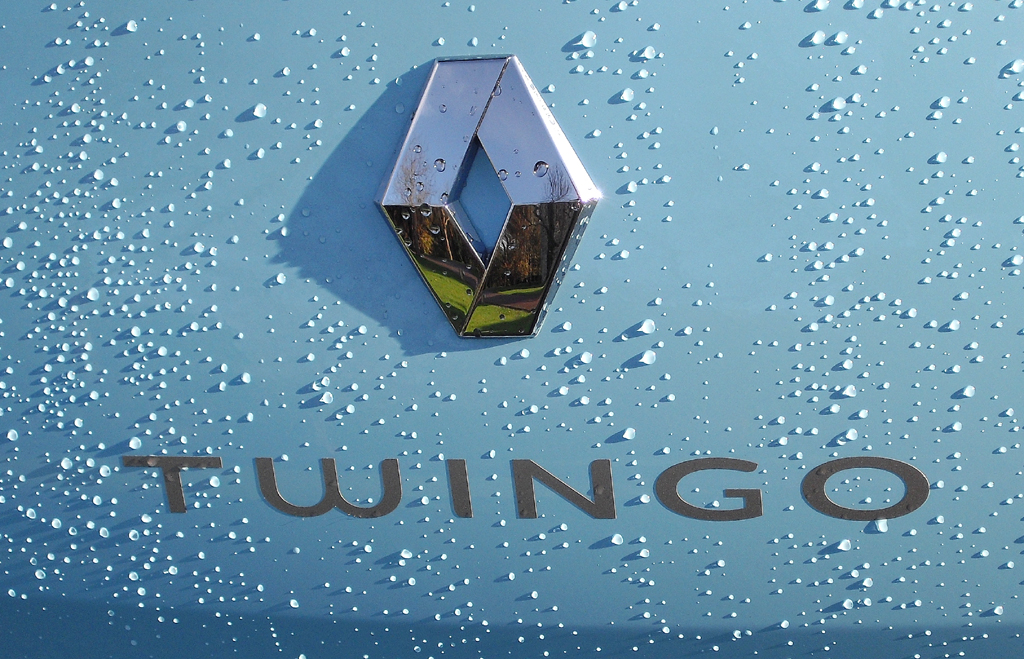 Renault Twingo: Markenlogo mit Modellschriftzug auf der Heckklappe. 