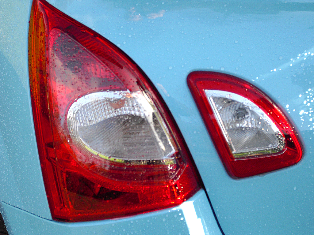 Renault Twingo: Ungewöhnlich ist die Teilung der Heckleuchten. 