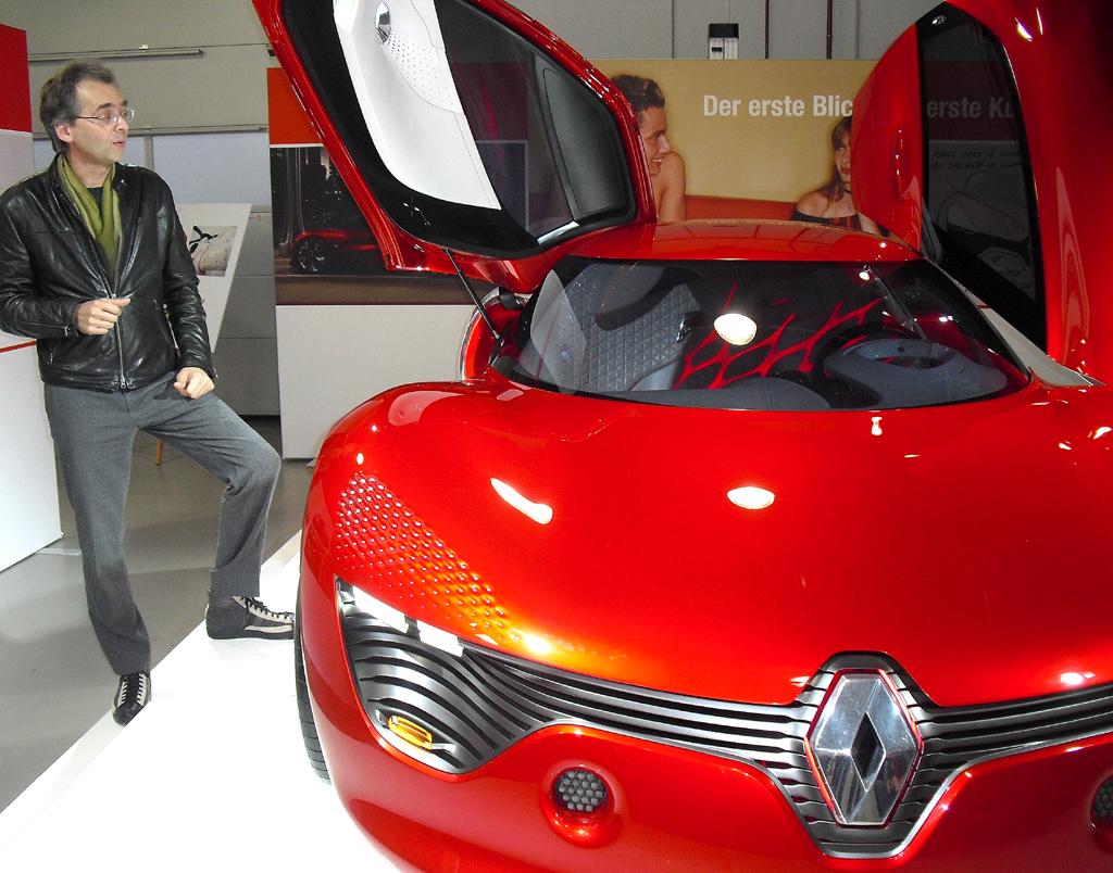Renaults Konzeptfahrzeug-Chef Axel Breun an der Dezir-Studie. 