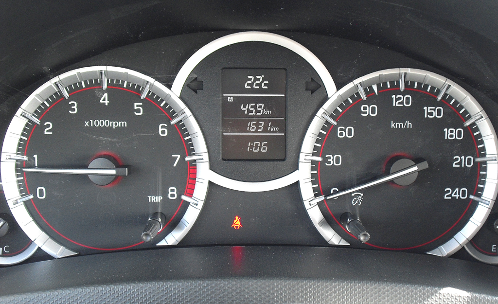 Suzuki Swift Sport: Blick durch den Lenkradkranz auf die Rundinstrumentierung. 
