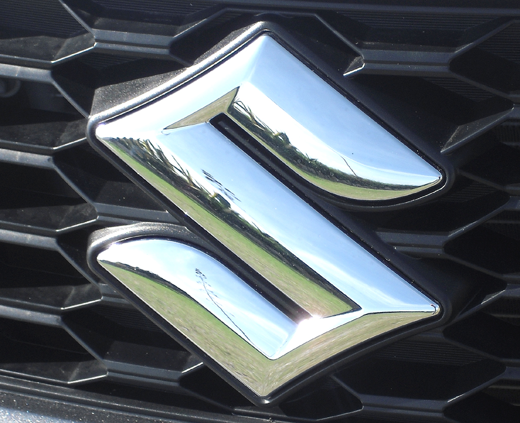 Suzuki Swift Sport: Das Markenlogo prangt vorn groß im Kühlergrill. 