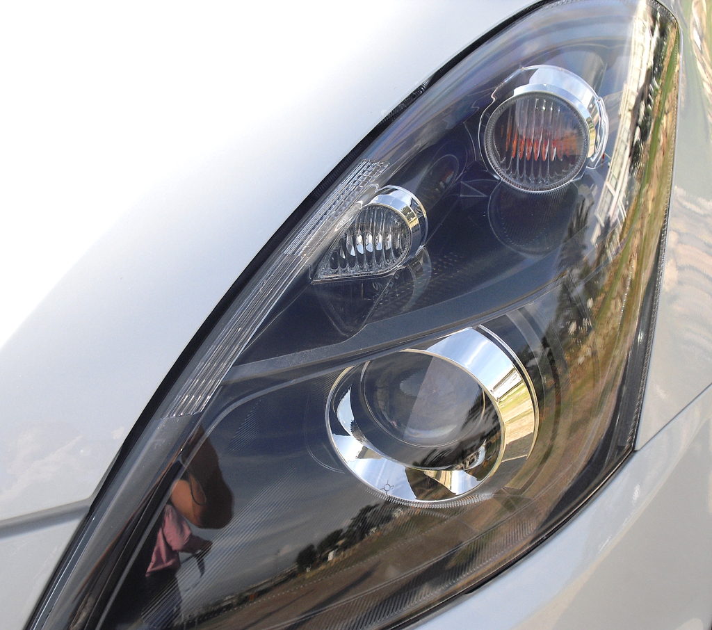 Suzuki Swift Sport: Moderne Bi-Xenon-Scheinwerfer-Leuchteinheit vorn. 