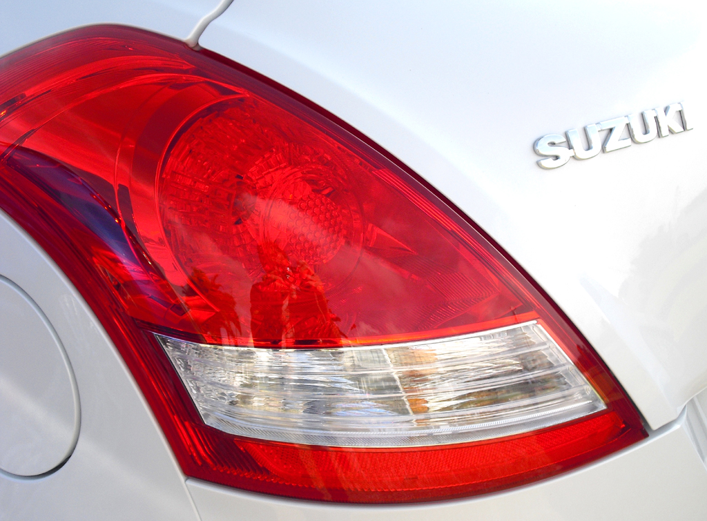 Suzuki Swift Sport: Moderne Leuchteinheit und Markenschriftzug hinten. 