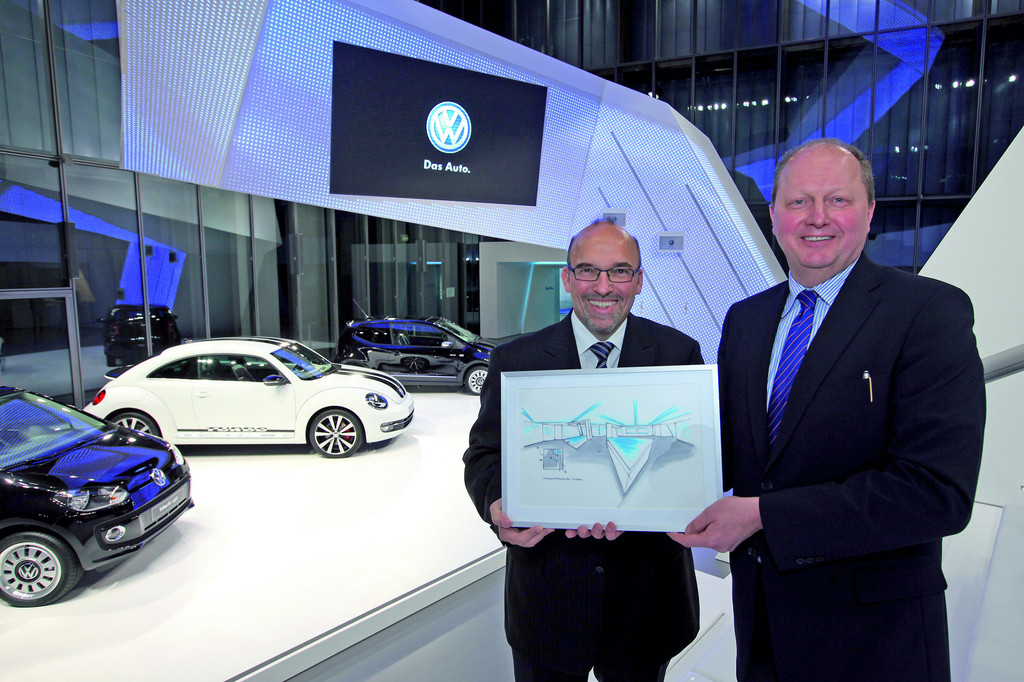 Symbolische Übergabe des Volkswagen Markenpavillon an die Autostadt.