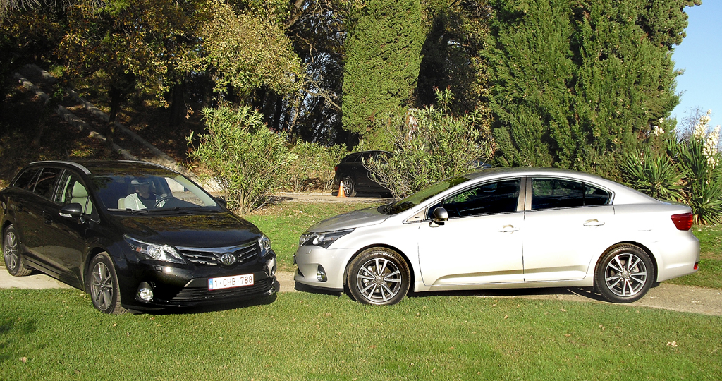 Toyota Avensis: ... und so zusammen mit der nutzwertigeren Kombi-Variante links.