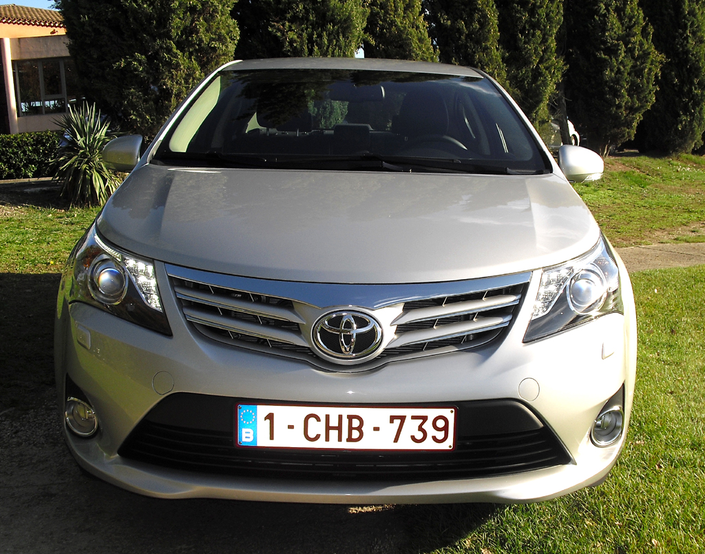 Toyota Avensis: Blick auf die Frontpartie. 