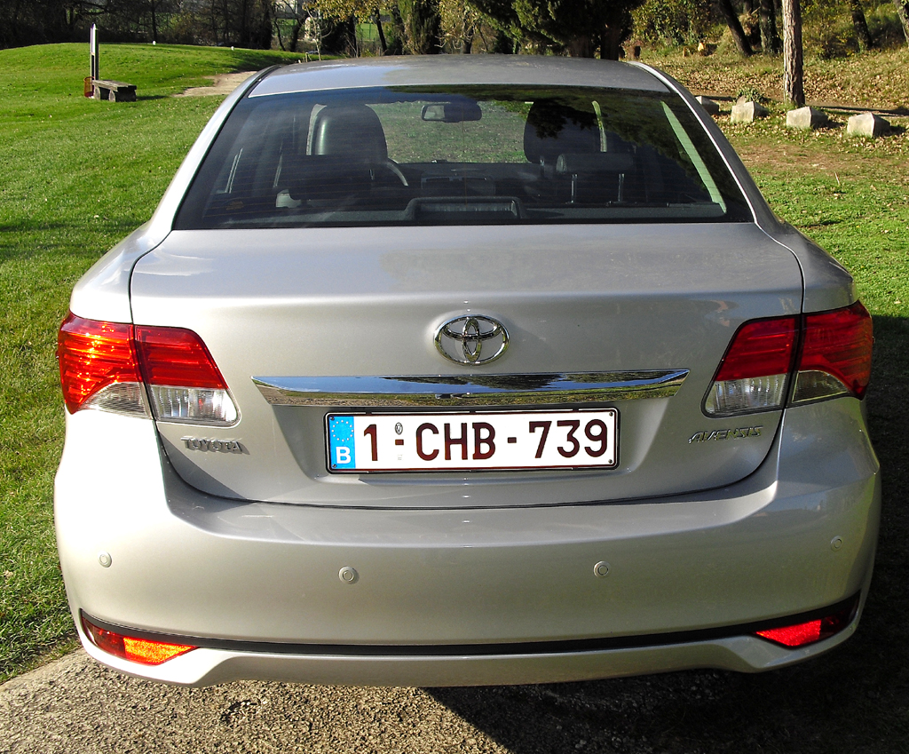 Toyota Avensis: Blick auf die Heckpartie. 