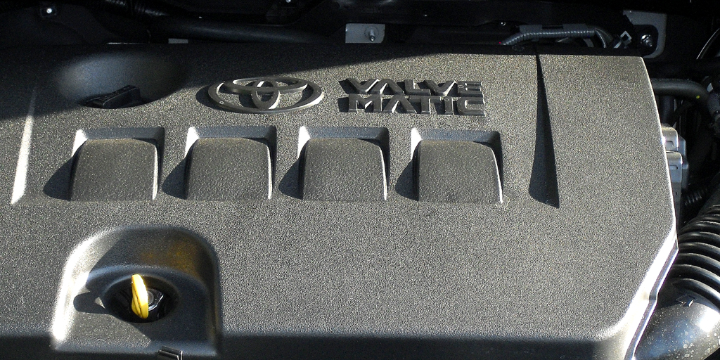 Toyota Avensis: Blick unter die Haube, hier bei einem der beiden Benziner. 