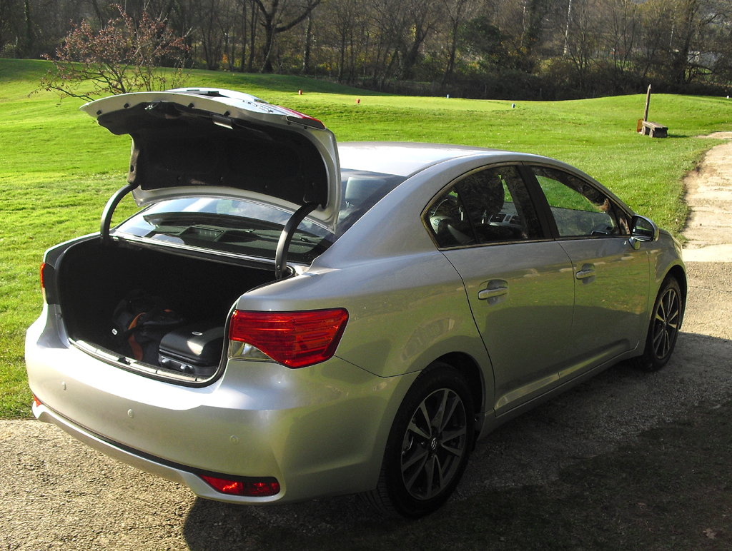Toyota Avensis: In Gepäckabteil passen 509, beim Kombi 543 bis 1690 Liter hinein. 