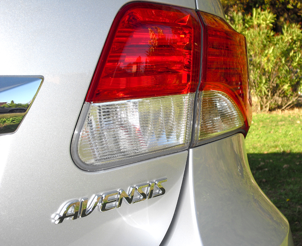 Toyota Avensis: Moderne Leuchteinheit hinten mit Modellschriftzug. 