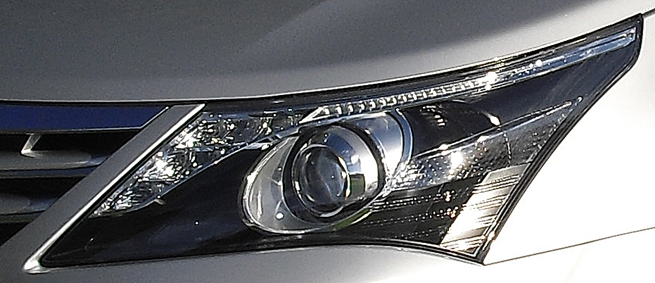 Toyota Avensis: Moderne Leuchteinheit vorn. 