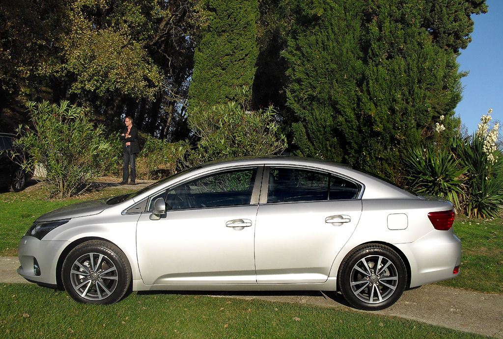 Toyota Avensis: So sieht die Limousine von der Seite aus ... 