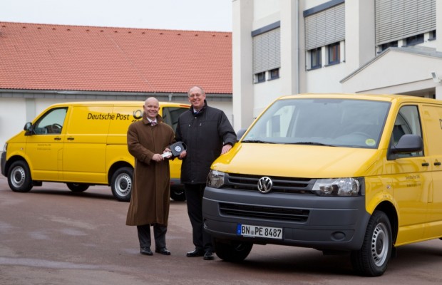 VW Nutzfahrzeuge übergibt 100 T5 BlueMotion an Deutsche Post