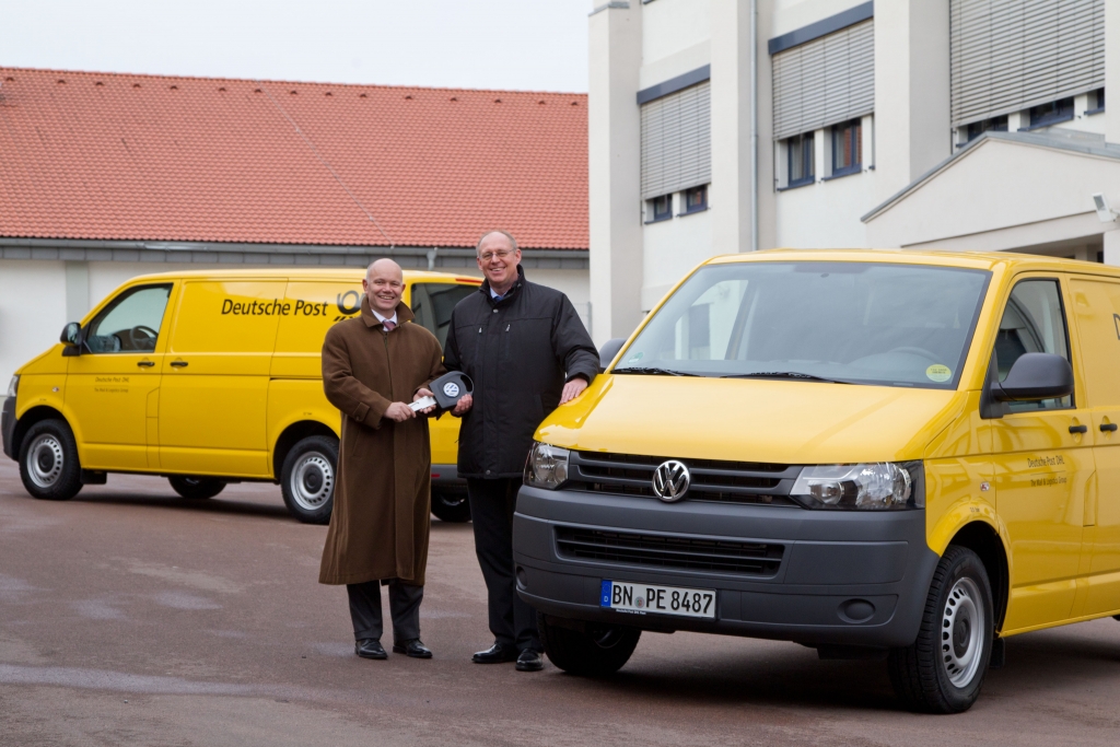 VW Nutzfahrzeuge übergibt 100 T5 BlueMotion an Deutsche Post