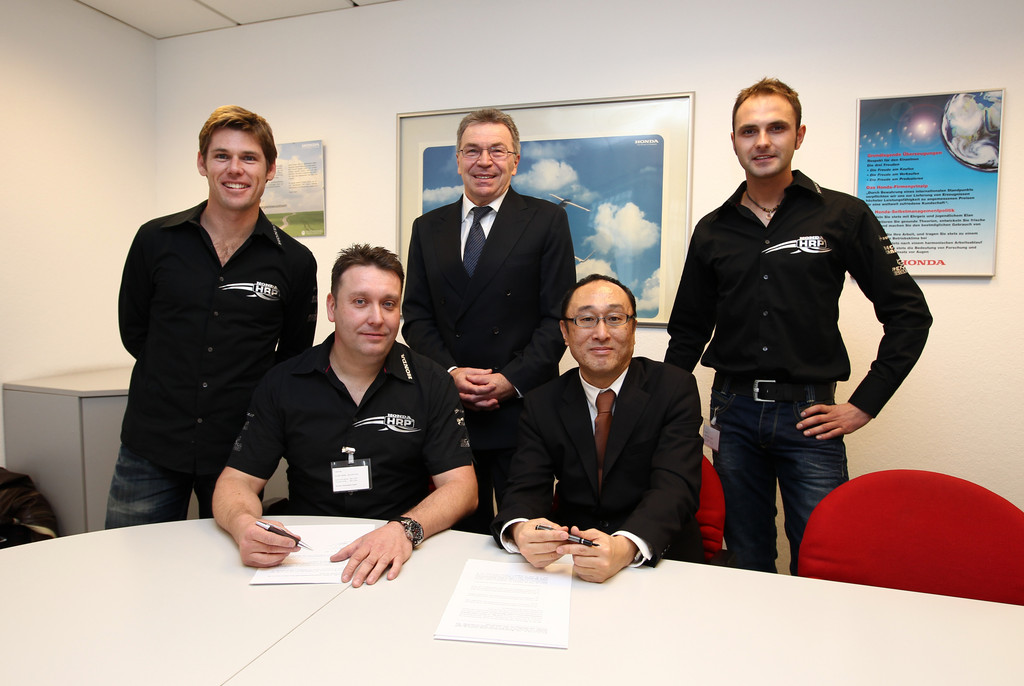 Vertragsunterzeichnung für die IDM (von links): Karl Muggeridge, HRP-Teamchef Jens Holzhauer, Honda-Deutschland-Vizepräsident Elmar Paltian, Honda-Deutschland-Präsident Yuishi Fukuda und Arne Tode.