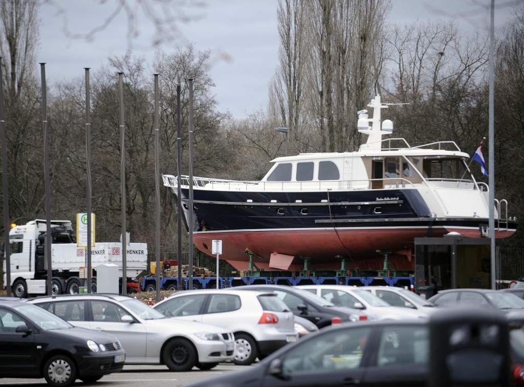 Video: boot 2012 – Auskranung trotz Niedrigwasser