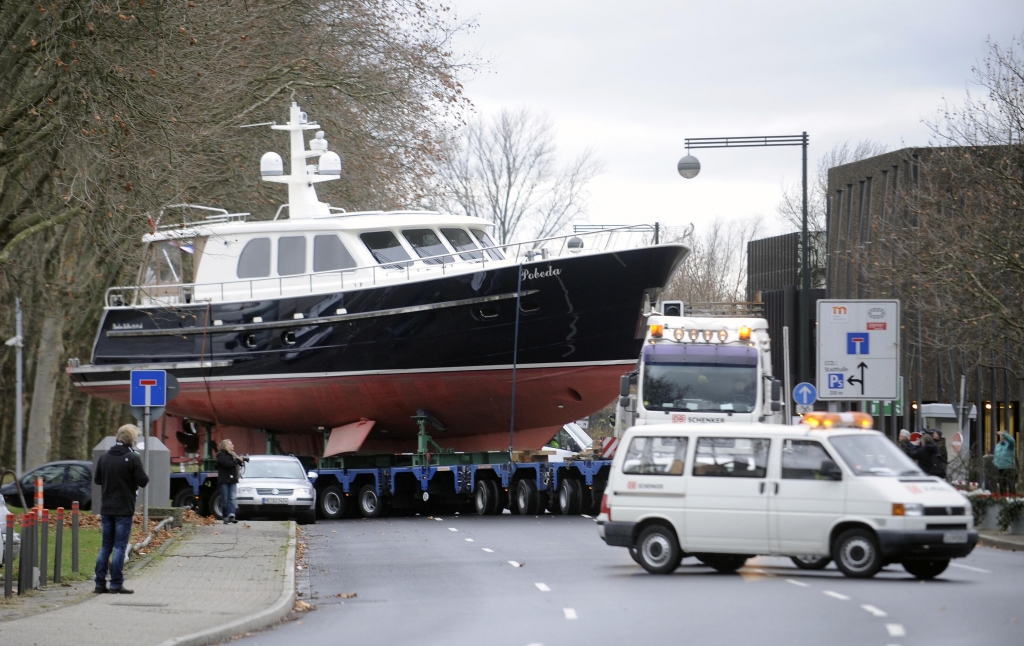 Video: boot 2012 – Auskranung trotz Niedrigwasser