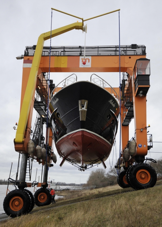 Video: boot 2012 – Auskranung trotz Niedrigwasser