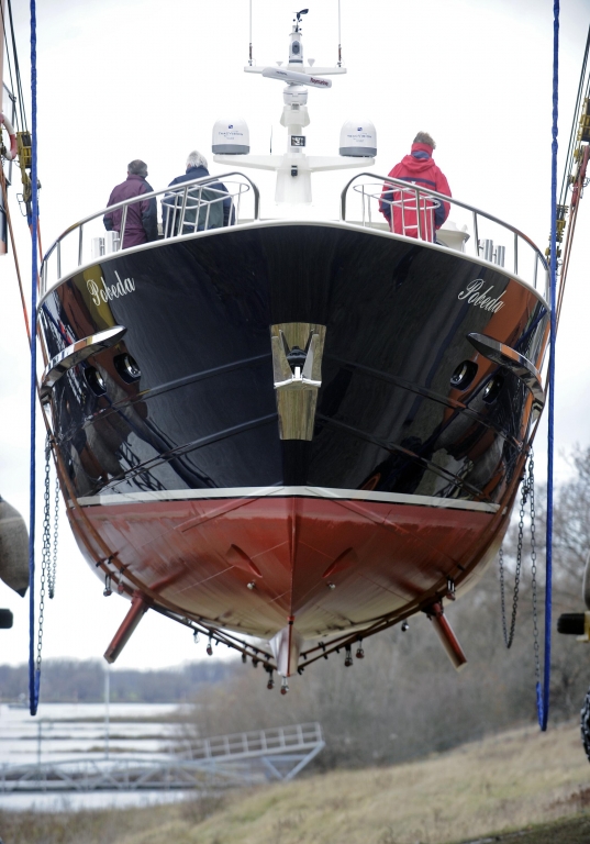 Video: boot 2012 – Auskranung trotz Niedrigwasser